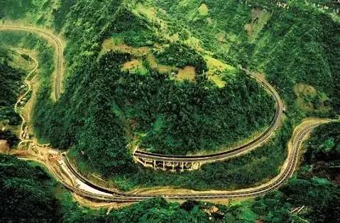 1: 展线——在山岭地带,由于地面自然纵坡常大于道路设计容许最大纵坡