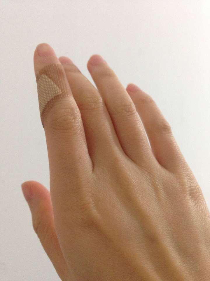 我给他做了红烧肉划伤了手 邦迪是他贴的 认真的眼神一下子就融化了