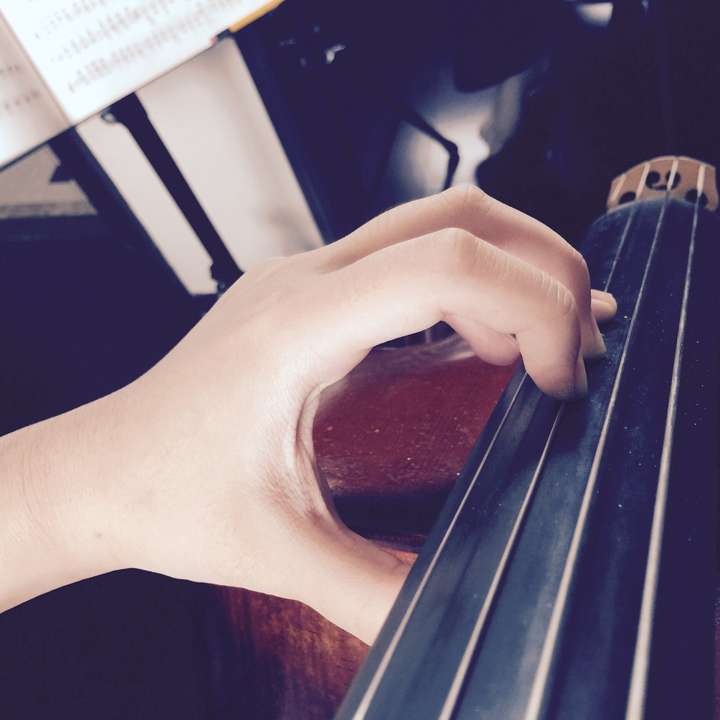 大提琴g大调两个八度琶音拇指位置?