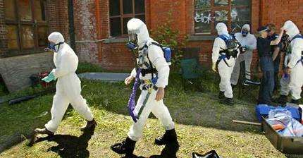 因为石棉如果沾染在衣服上,建筑工人回家之后就会把粉尘带给