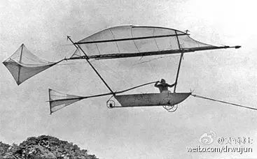 卡利模仿鸟的飞行原理,提出飞机要有两个力,向上的升力,靠扑打机翼