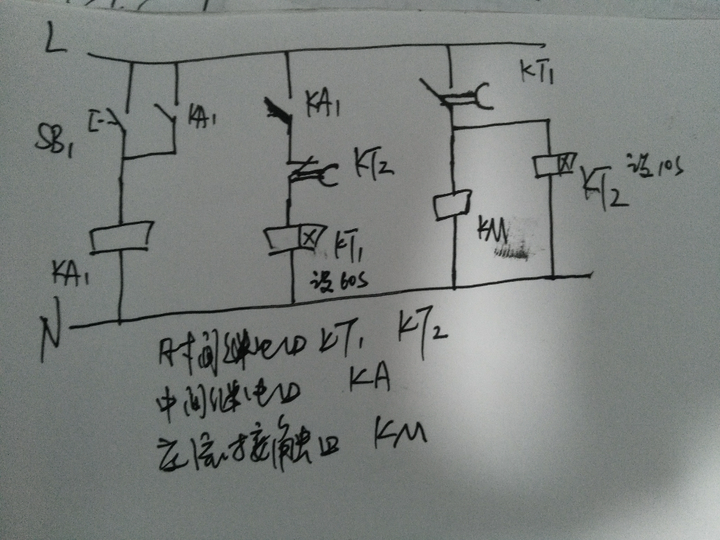 怎样用时间继电器设计的小电路来控制电动机延迟60秒转10秒后停止然后