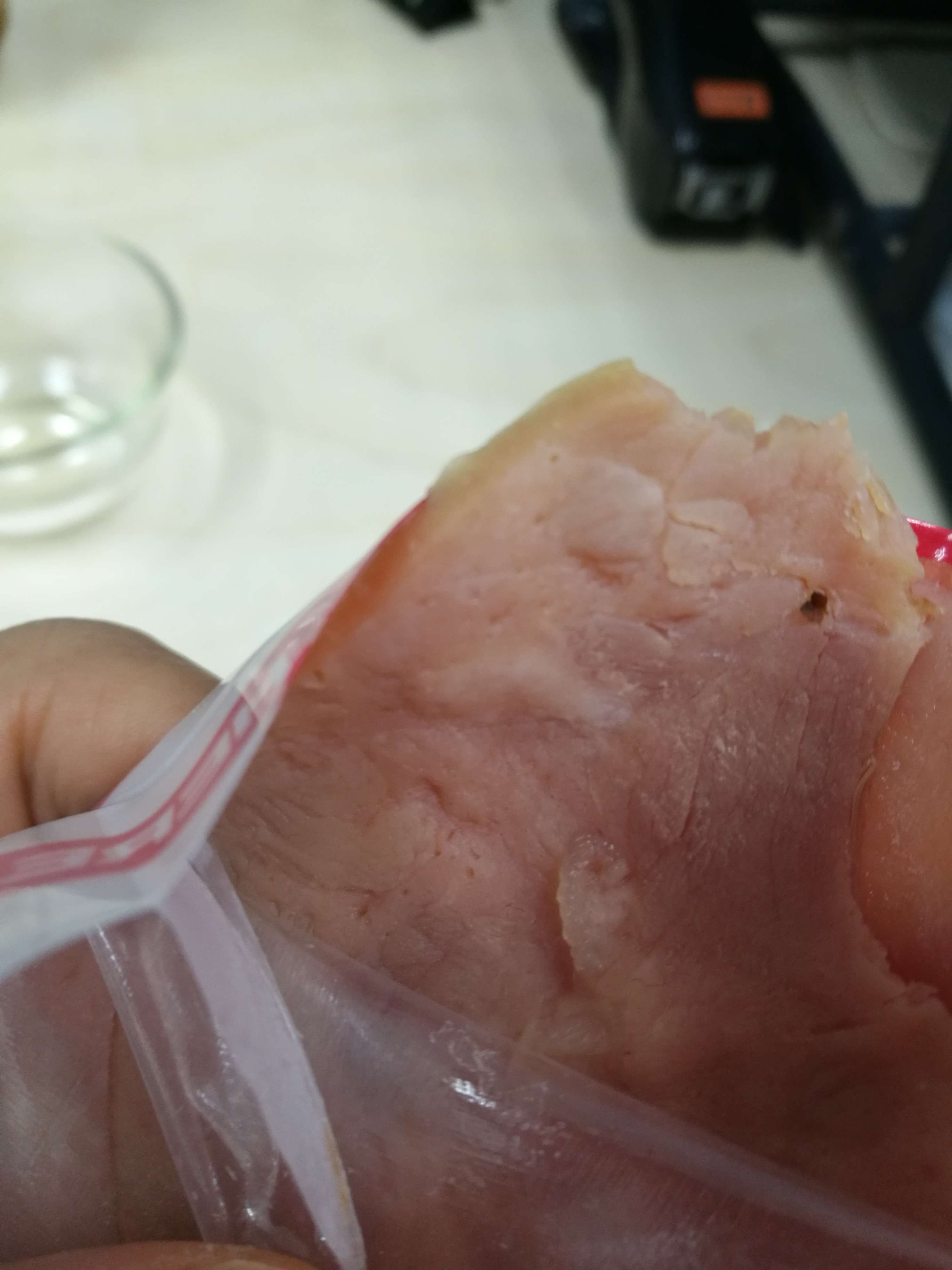 吃火腿吃出一条白色肉虫子,恶心死了,你还敢吃火腿吗