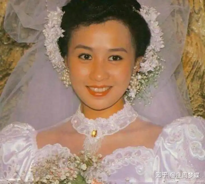 金星曾问刘嘉玲：听说你炒楼赚8亿身家？刘嘉玲说：我何止8亿？