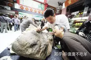 既然“神仙难断玉”，是什么魅力让人们前赴后继的参与玩翡翠原石呢？