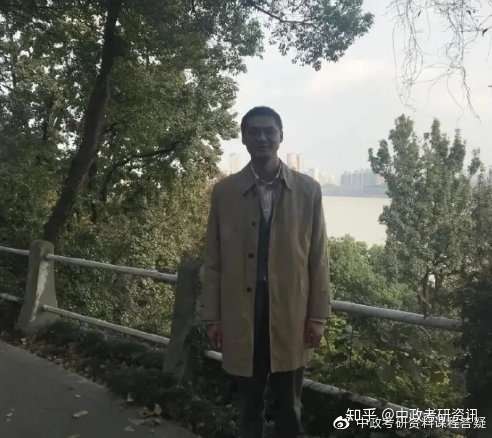 罗翔全身照图片