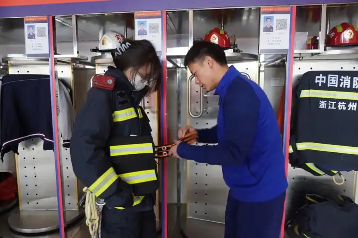 同心同德护安全 校站共建谱新篇 | 塘栖消防站赠与我校塘栖校区消防楷模锦旗(图7)