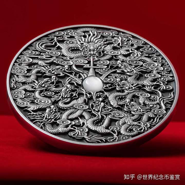 2020年纽埃发行的九龙戏珠银币欣赏