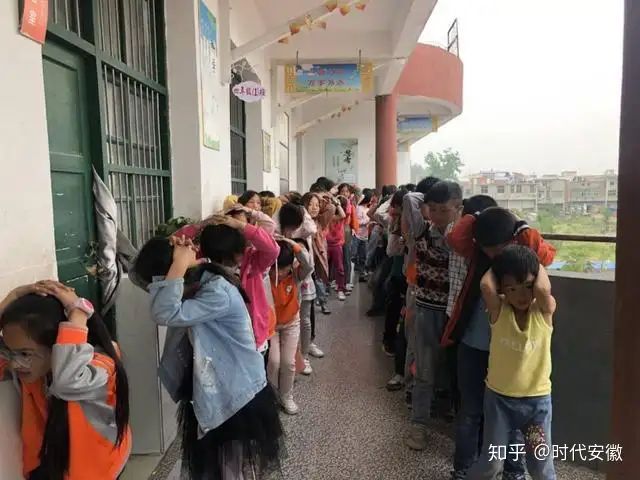 安徽阜南于集乡中小学校开展地震应急演练活动