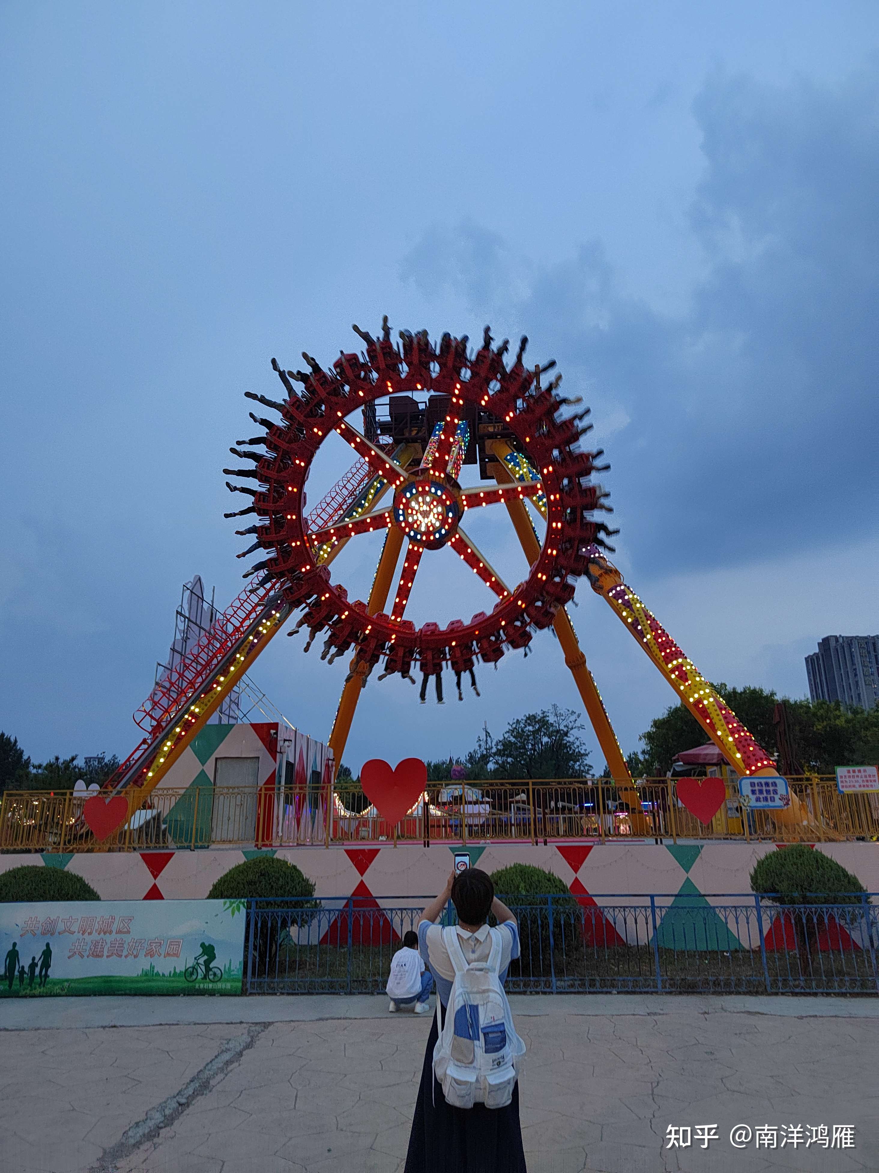 狂欢夜场家门口的游乐场