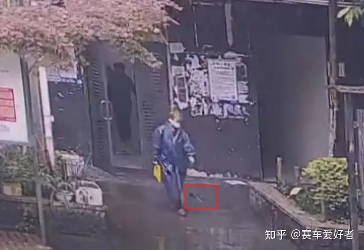 重庆一小区天降菜刀险伤人，当事人：走出楼栋不到5秒，就砸在了后脚跟附近