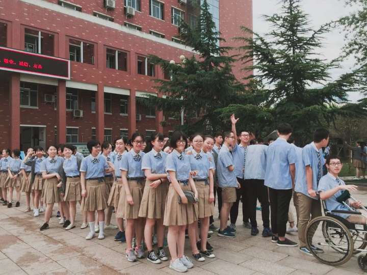 中国有哪些高中有漂亮的校服?