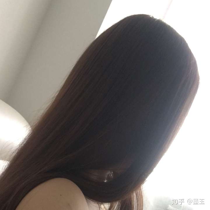 因为其他任何偏黄的颜色都显得头发毛躁,营养不良,而且太妹.