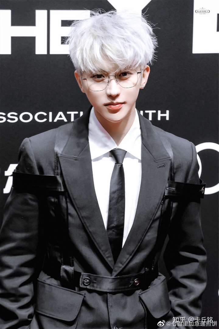 命尤长靖 不知道咋安利蔡徐坤 不太了解他 手机里存了一张坤儿的照片