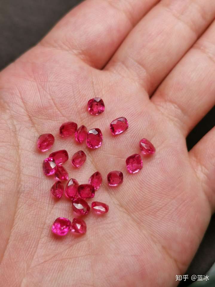 尖晶石是什么,是红宝石吗?只有红色吗?知道的来说下,特别感谢 !