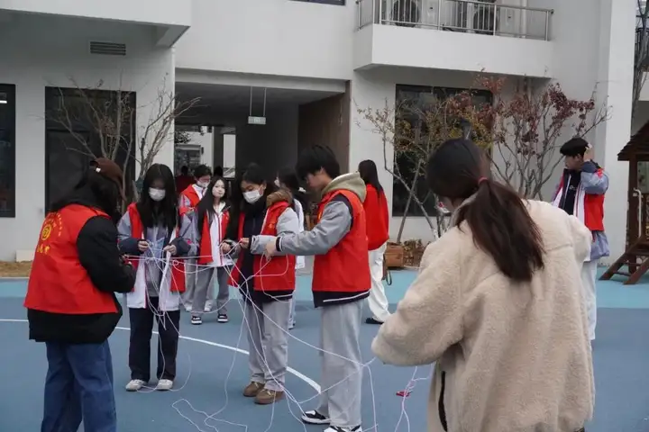 浙江省广播电视中等专业学校学子参与塘栖第一幼儿园元旦迎新游园志愿服务活动!(图2) 浙江省广播电视中等专业学校学子参与塘栖第一幼儿园元旦迎新游园志愿服务活动!(图2)