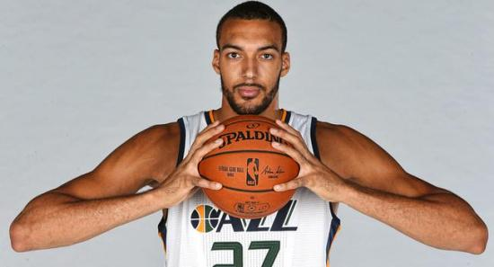 给王哲林戈贝尔的臂展,他能打nba吗?