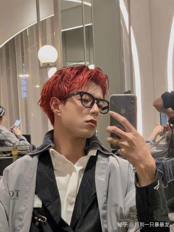 男生自己买染发膏染头,染什么颜色好?