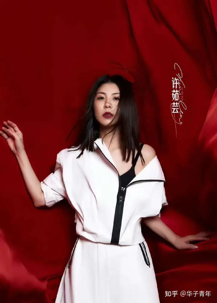 《乘风破浪》第三季，靠两个亮点撑起，首日超过前两季首日播放量(乘风破浪第三期淘汰谁)
