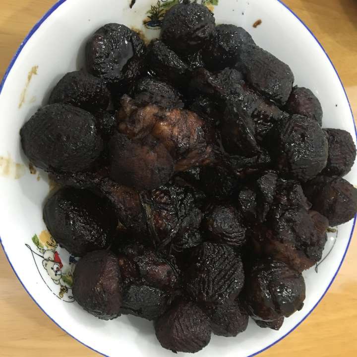 8 人赞同了该回答 我:这台子上放的啥子.牛粪炒牛粪?