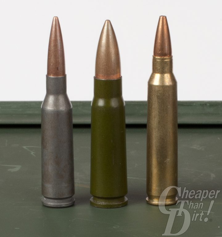 62x39mm弹(中)和5.56x45mm弹(右)