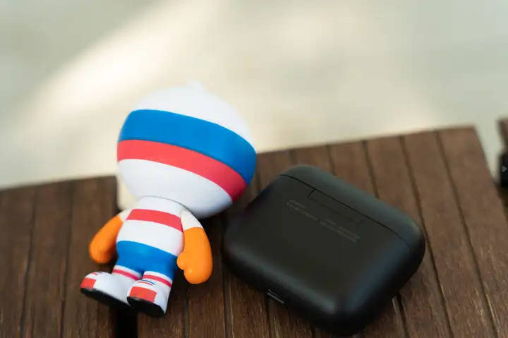 炫酷RGB灯效、电竞级体验，雷蛇战锤狂鲨真无线二代游戏耳机评测