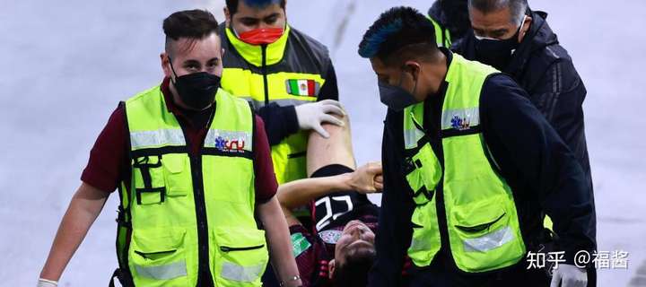 吉斯文洛萨诺（国米对弈热那亚）热那亚4球3助猛将背部受伤，若伤情严重，最为数需要休养两个月，