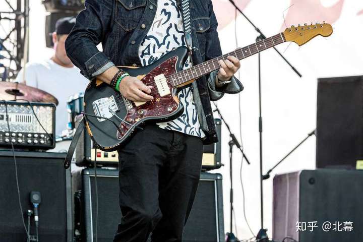 大学生,想通过假期自学吉他,可行吗?