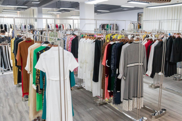 服装行业 v2-0f5194cb932aacb55259d3a2f9f23565_720w.jpg