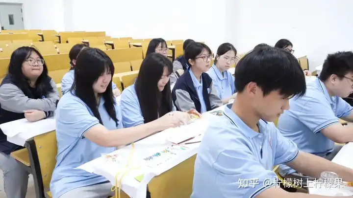 【活力校园】手绘风铃添彩 心融美育校园 | 塘栖校区组织开展手绘风铃活动