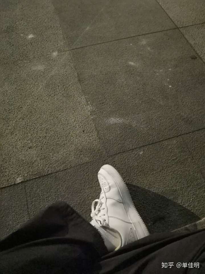 吃完小区门口快餐,一个人坐在路边,坐会回公司加班.