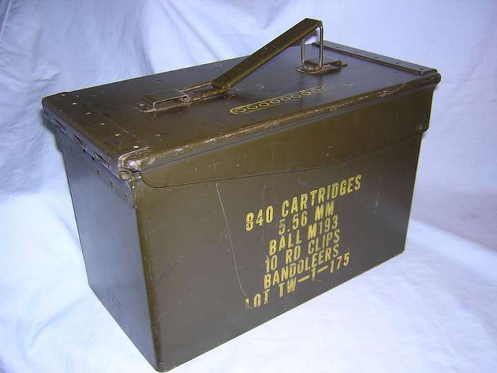 而现在多是用钢铁和塑料,比如美军的5.56毫米子弹的金属弹药箱如下