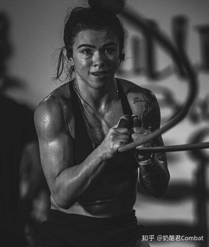 肌肉的视觉效果是和体脂率,脱水程度,充血程度有关系的,而这对于搏击