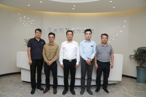 兰研有限公司董事长陈文海热情接待了