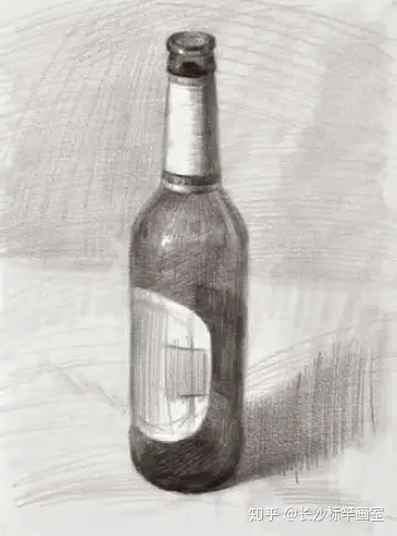 【标竿画室】素描静物啤酒瓶的质感怎么表达 