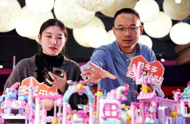 国货玩具布鲁可牵手拼多多开启溯源直播,35万人围观拼单 - 第1张 - 多多参谋 国货玩具布鲁可牵手拼多多开启溯源直播,35万人围观拼单 - 第1张