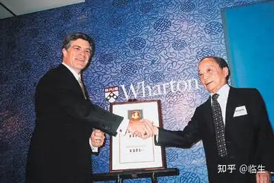 曹光彪通过毛纺业发家致富之后,1985年,为了打破英国人垄断的香港航空