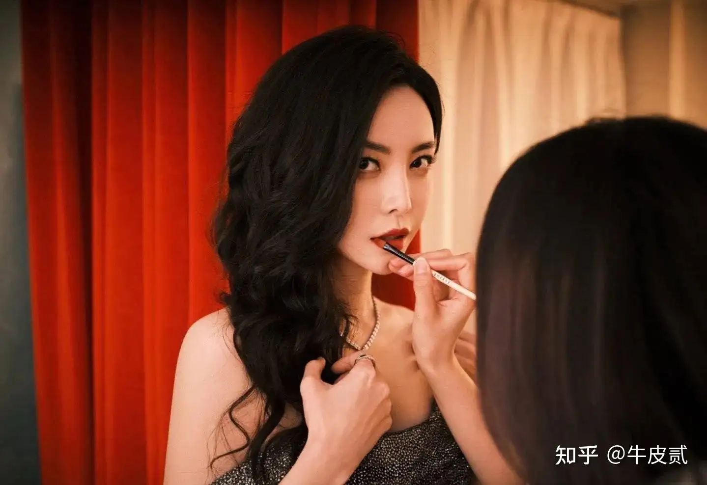 李小冉的胸，殷桃的臀梅婷的腿，让我看到了中年女星的“性张力” - 知乎