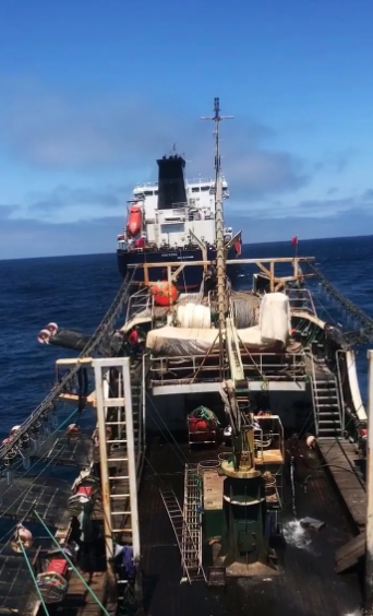 (太平洋上的钓鱿船)