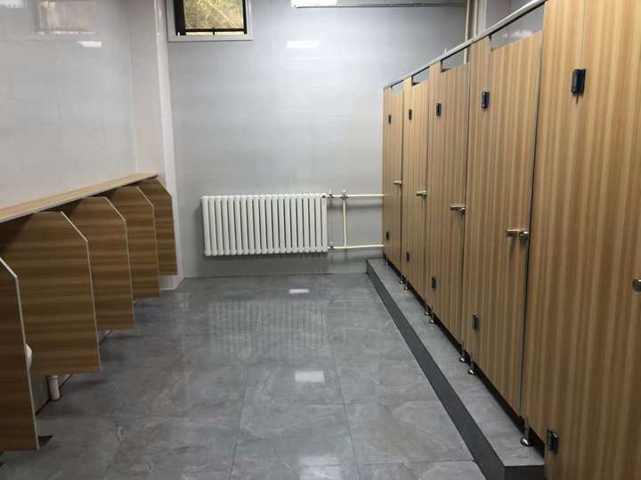 学校有钱了,金明综合楼的破厕所修的好高级