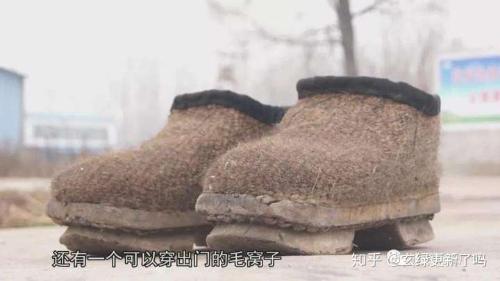 我妈给我买了一个大蛋糕,生日是冬天,穿着我们那时候很流行的毛窝子