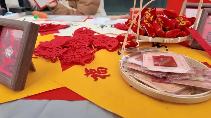 与蛇俱进 不“福”不行|富阳校区开展 “集五福・迎蛇年” 喜迎元旦活动(图13) 与蛇俱进 不“福”不行|富阳校区开展 “集五福・迎蛇年” 喜迎元旦活动(图13)