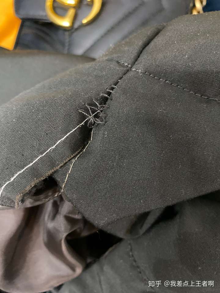 这个商家真的是太厉害了 买了五件衣服 其中一件穿洗两次后直接开线