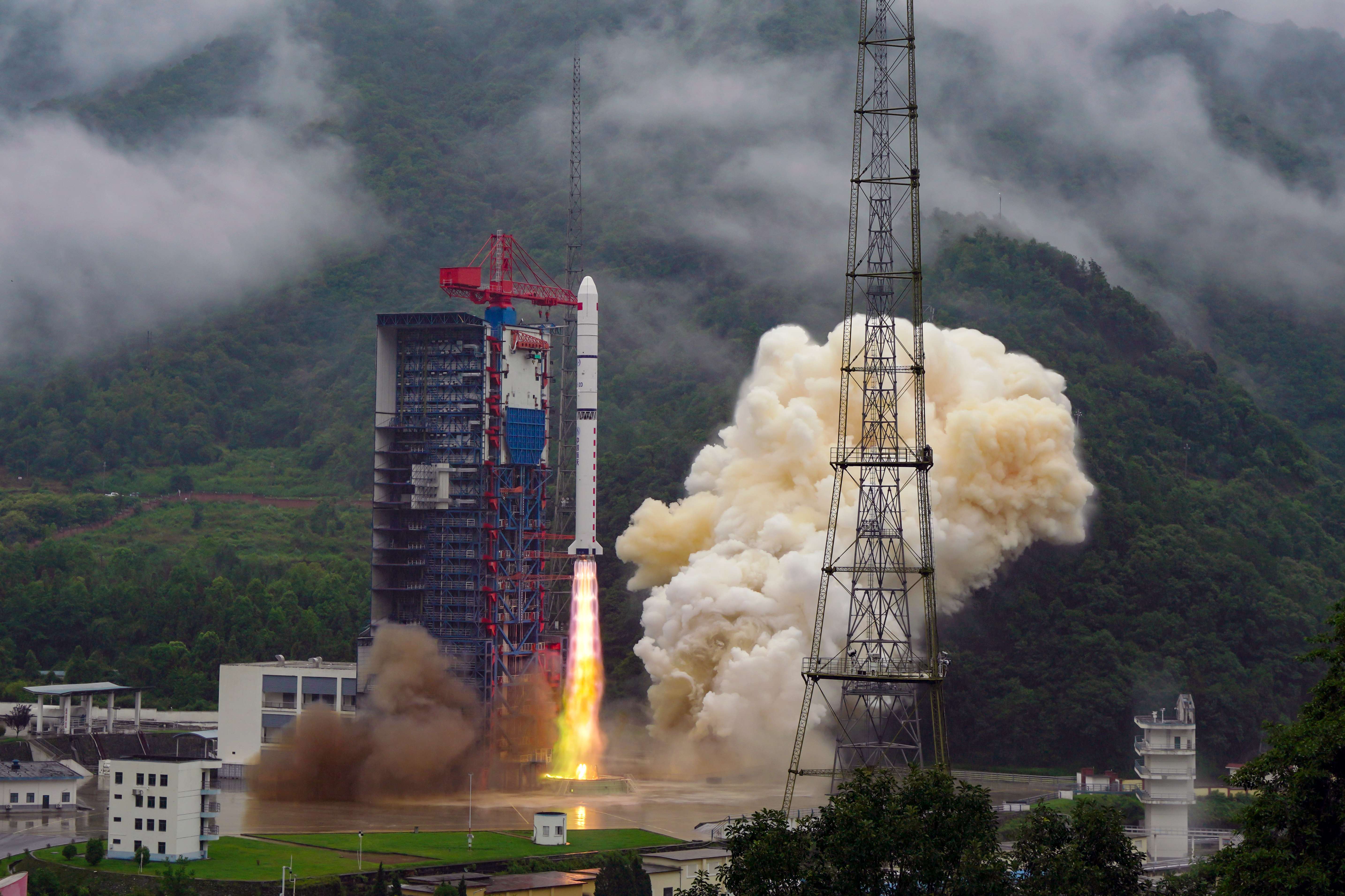 长征火箭第424次发射长二丁一箭三星发射成功6月23日10时22分长征二号