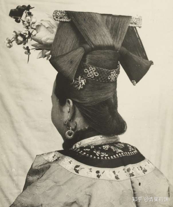 清朝女性的旗头是自己的头发吗