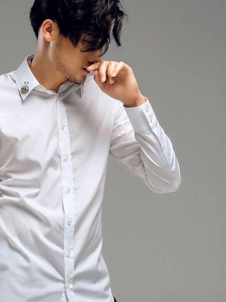 素色的毛衣,可以搭配一些领子有特色的衬衫,例如