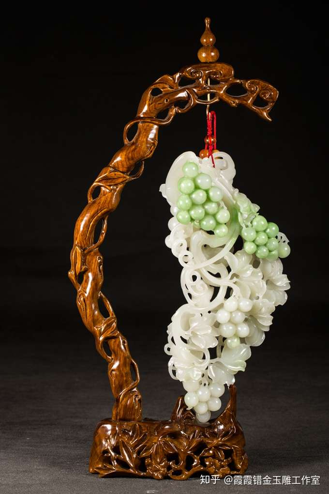 而玉雕葡萄就是比较受人们喜爱的