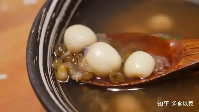 吃新鲜莲子，不要丢弃它，活血化瘀，女人最适合（吃新鲜的莲子有什么好处和坏处）