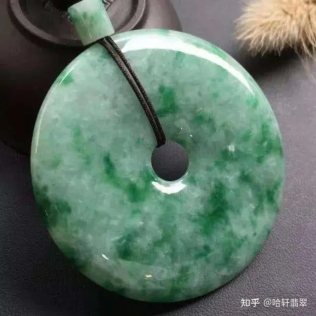 豆種翡翠手鐲的市場價(jià)格是多少？值不值得買？這篇干貨告訴你答案