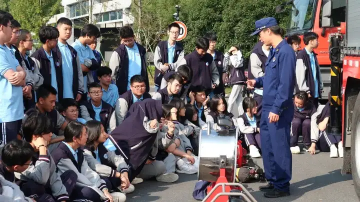 同心同德护安全 校站共建谱新篇 | 塘栖消防站赠与我校塘栖校区消防楷模锦旗(图3)